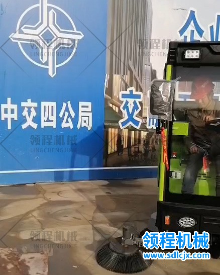 1670815067501389.jpg 領(lǐng)程電動(dòng)掃地車應(yīng)用場(chǎng)景展示之工地圖1.jpg