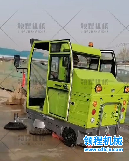 1670815071165193.jpg 領(lǐng)程電動(dòng)掃地車應(yīng)用場(chǎng)景展示之工地圖2.jpg