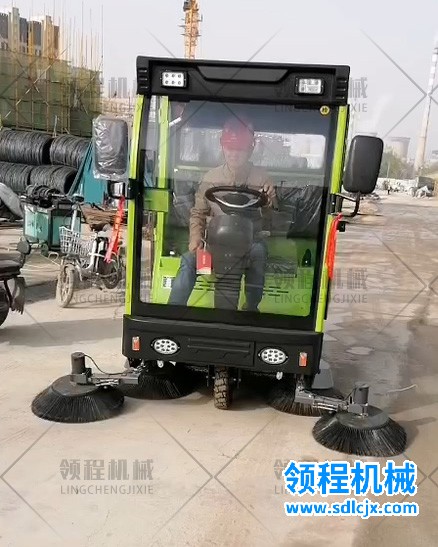 1670815074208209.jpg 領(lǐng)程電動(dòng)掃地車應(yīng)用場(chǎng)景展示之工地圖3.jpg